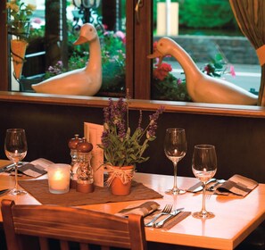 Déjeuner et dîner servis sur place, spécialités Cuisine régionale