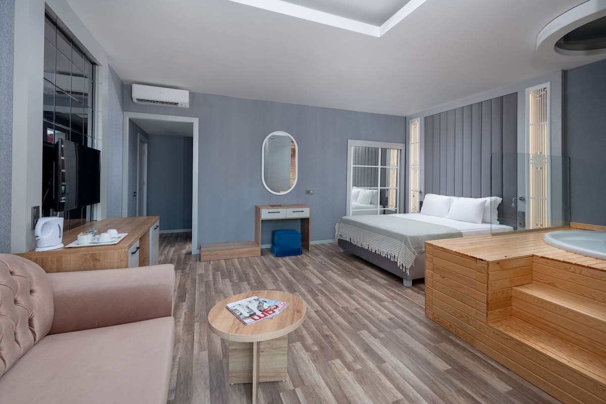 Junior Suite, 1 Bedroom | Minibar, cribs (free), WiFi (free)