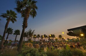 4 間餐廳；供應早餐、午餐、晚餐；地中海菜