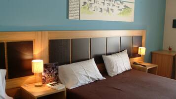 Kolmen hengen huone, esteetön | Minibaari, työpöytä, kannettavalle tietokoneelle sopiva työtila