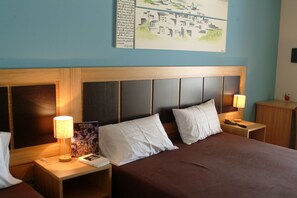 Minibar, escritorio y espacio para trabajar con laptop 