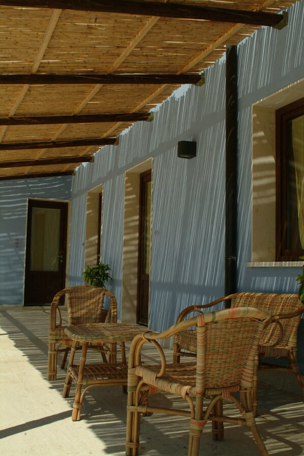 Habitación básica con 1 cama doble o 2 individuales | Terraza o patio