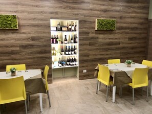 Se sirven desayunos, cenas y cocina mediterránea