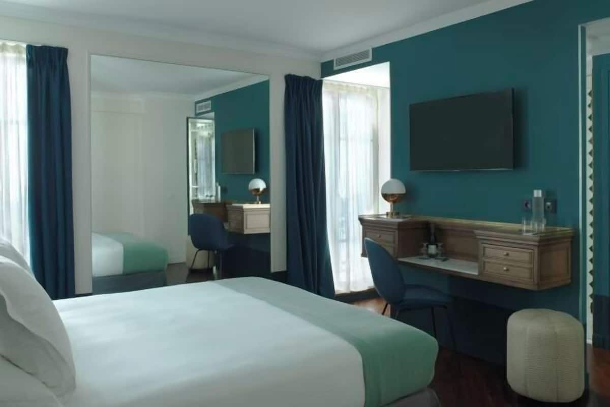 Premium bedding, minibar, in-room safe, desk