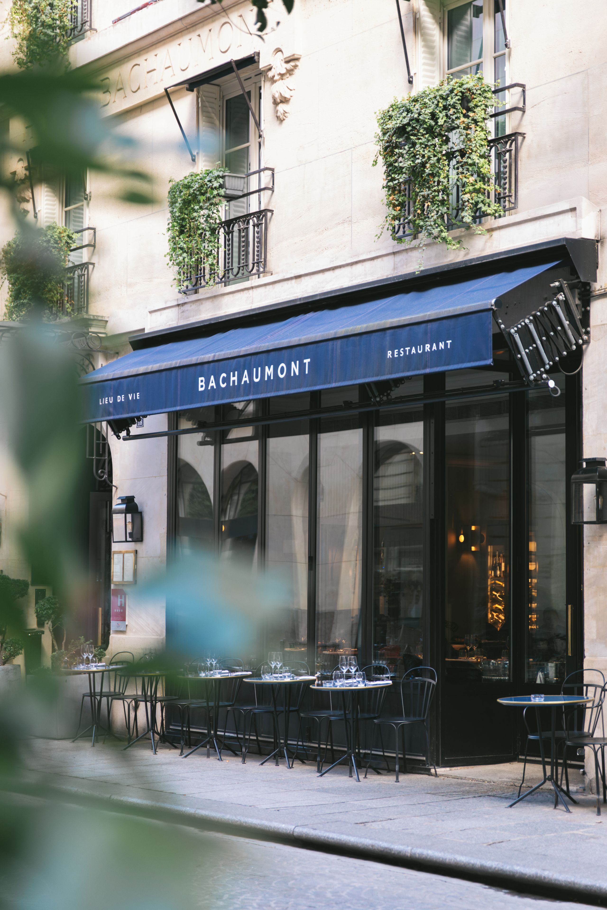 Un restaurante llamado Bachaumont con terraza y vistas a la calle.