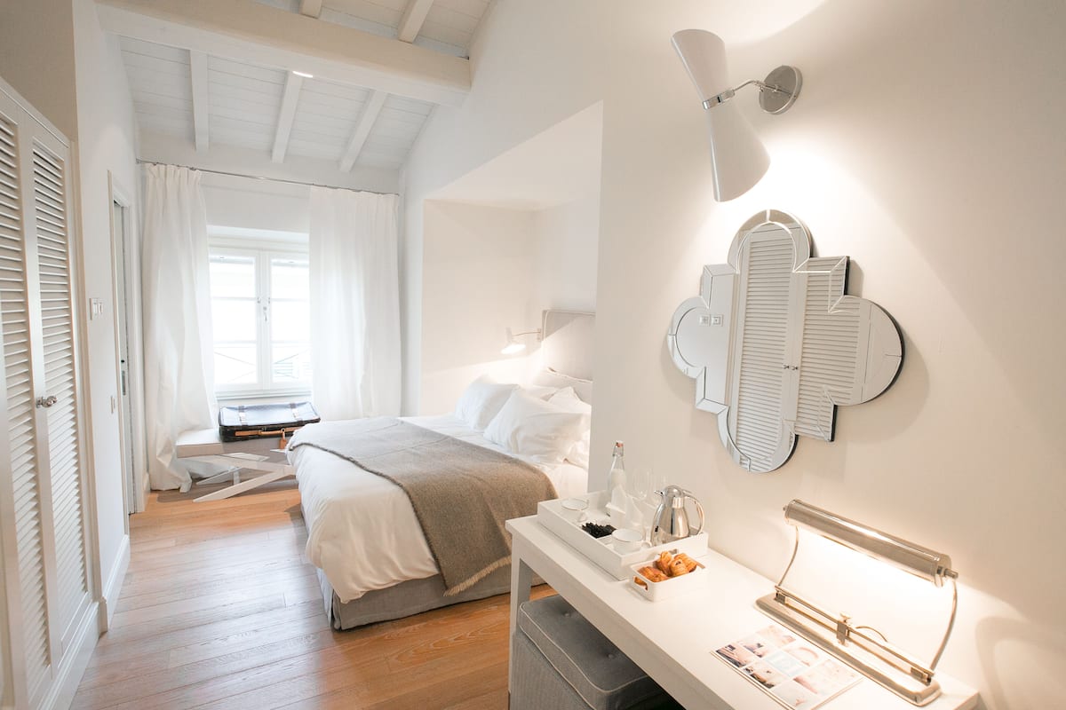 Premium-sengetøj, minibar, pengeskab på værelset, skrivebord