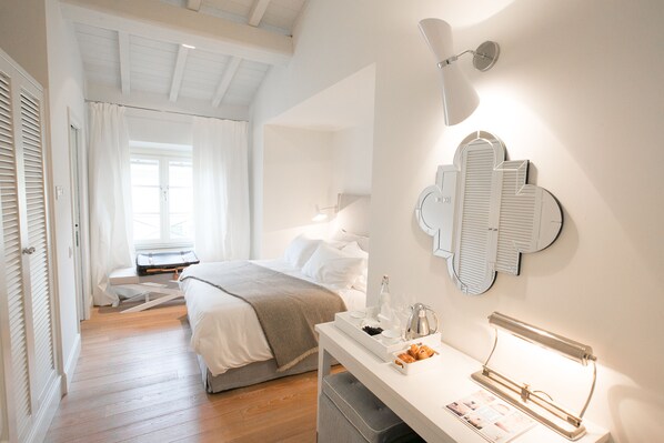 Ylelliset vuodevaatteet, minibaari, tallelokero huoneessa, työpöytä