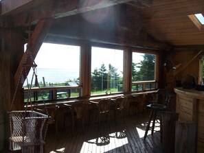 Bar (on property) - Auberge et Chalets Griffon Aventure (Gaspé)