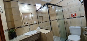 Shower, hair dryer - Hotel La Maison (Fortaleza)