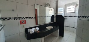 Superior Triple Room | Bathroom | Shower, hair dryer - Hotel La Maison (Fortaleza)