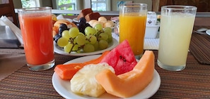 Café da manhã com buffet todos os dias mediante uma taxa