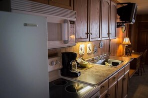 Chambre double | Cuisine privée | Réfrigérateur grande capacité avec congélateur, four à micro-ondes