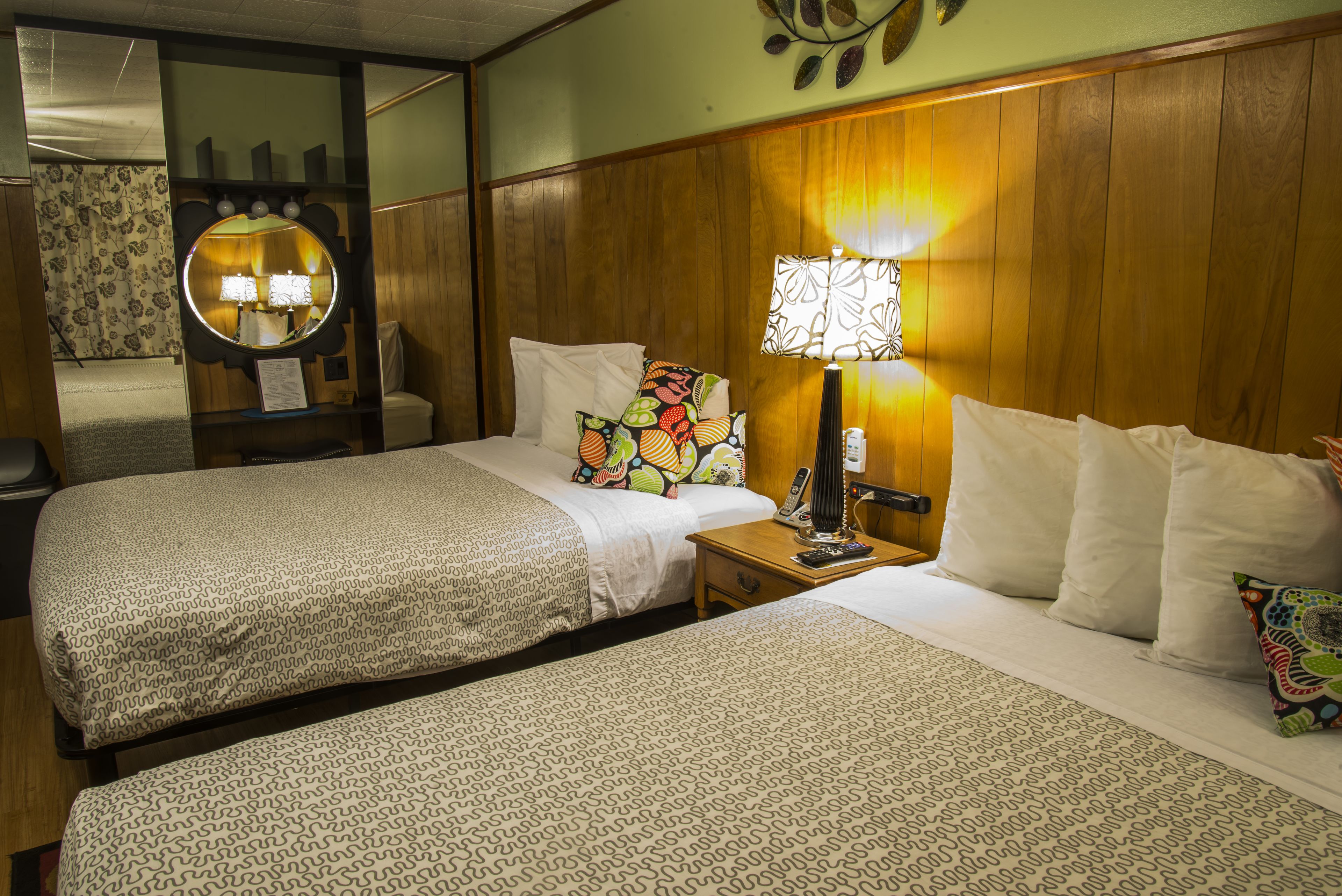 Kamar Double | Didekorasi berbeda-beda dan dilengkapi dengan perabotan berbeda-beda