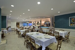 2 restaurants, breakfast, lunch, dinner served; international cuisine - Villa Moonflower Aparts&suites (Alanya)