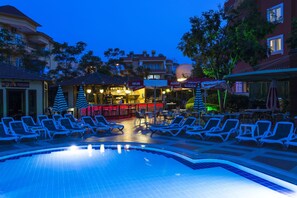 2 outdoor pools, pool umbrellas, pool loungers - Villa Moonflower Aparts&suites (Alanya)