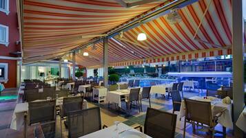 2 restaurants, breakfast, lunch, dinner served; international cuisine