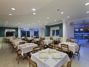 2 restaurants, breakfast, lunch, dinner served; international cuisine  - Villa Moonflower Aparts&suites (Alanya)