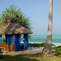 Playa privada, playa de arena blanca y camas de playa gratuitas