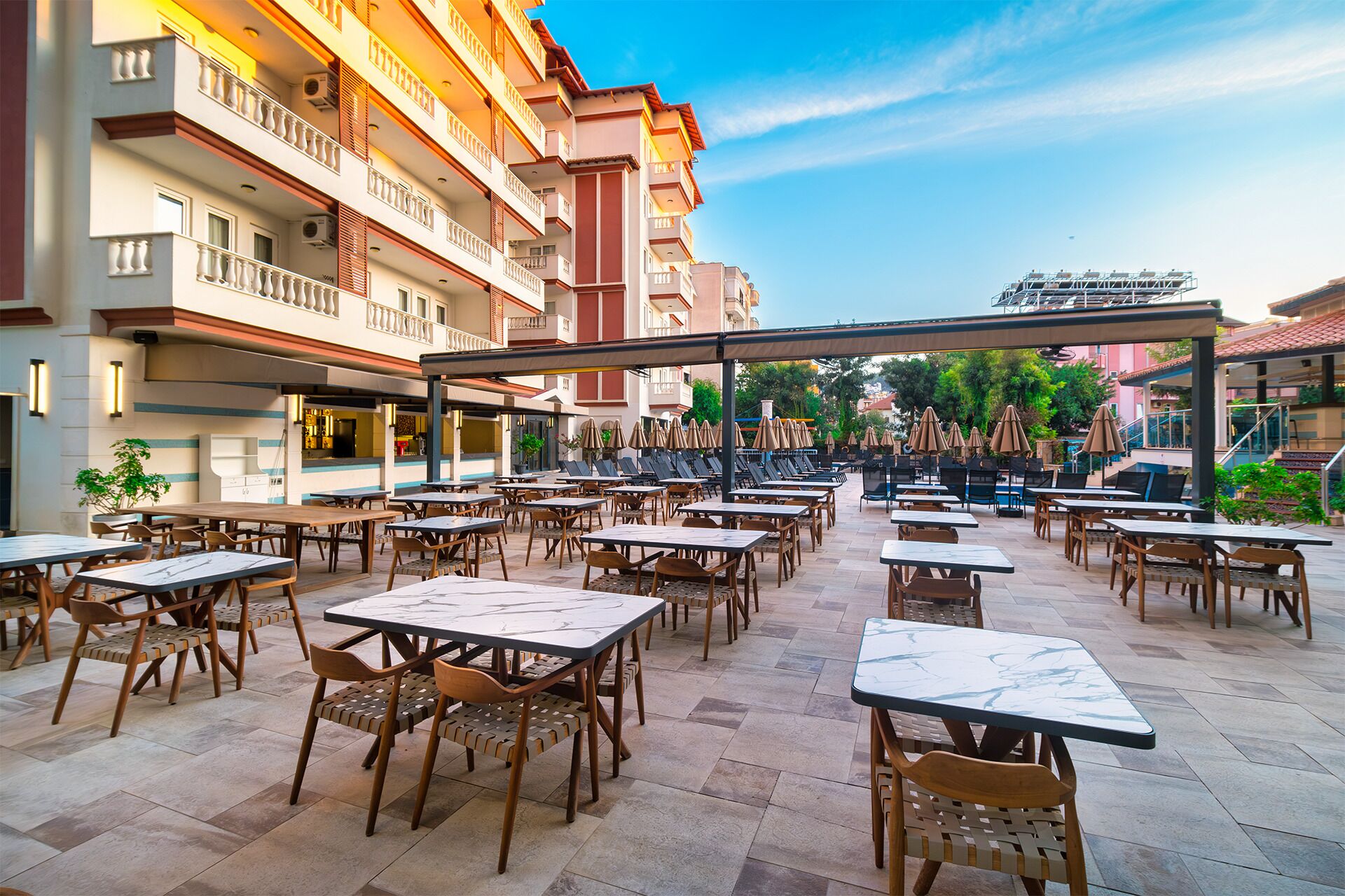 3 restaurants, breakfast, lunch, dinner served; international cuisine