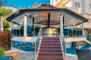 Bar en bord de piscine