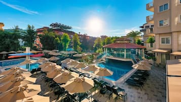 3 utendørsbassenger, bassengparasoller og solsenger