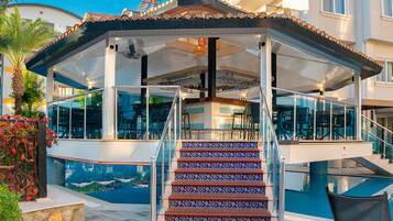 Bar en bord de piscine