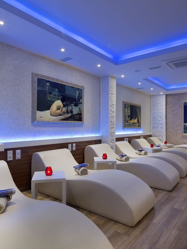 Couples treatment room(s), sauna, Turkish bath/hammam, facials