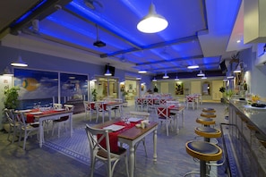 3 restaurants, breakfast, lunch, dinner served; international cuisine