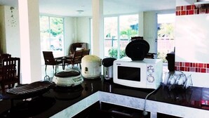 Family Villa, 2 Bedrooms | Dapur peribadi | Pembancuh kopi/teh, peti sejuk/penyejuk beku saiz penuh 