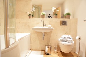 Superior Apartment, 2 Bedrooms (YW) | Bathroom | Hair dryer, towels - Park Views Apartments (London)