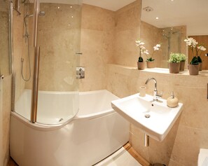 Appartement supérieur, 2 chambres (YW) | Baignoire profonde