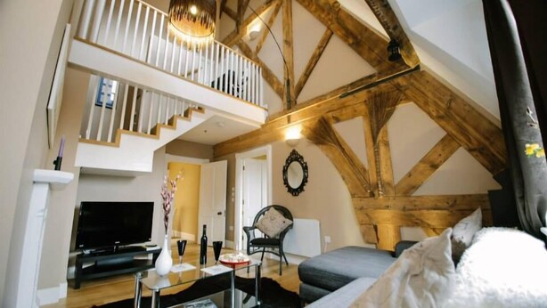Deluxe Apartment | Living area | Flat-screen TV - Park Views Apartments (London)
