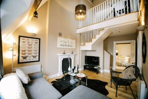 Deluxe Apartment | Living area | Flat-screen TV - Park Views Apartments (London)