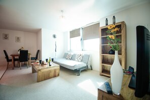 Apartamento superior, 2 quartos (KT) | Área de estar | TV de tela plana