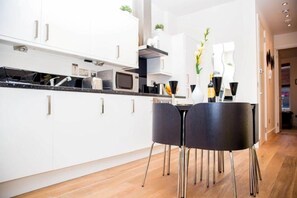 Apartment, 2 Bedrooms (Modern, Euston) | Private kitchen | Full-size fridge, microwave, stovetop, dishwasher - Park Views Apartments (London)
