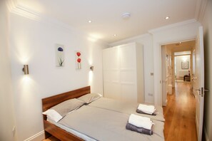 Apartamento superior, 2 quartos (KT) | Área de estar | TV de tela plana