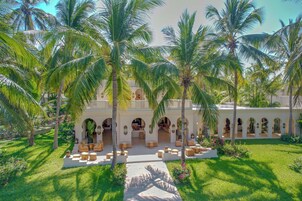 3 restaurants, breakfast, lunch, dinner served; international cuisine