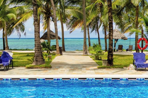 2 outdoor pools, free cabanas, pool umbrellas