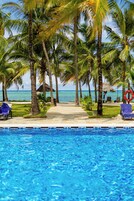 2 outdoor pools, free cabanas, pool umbrellas