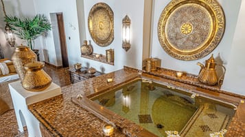 Indoor spa tub