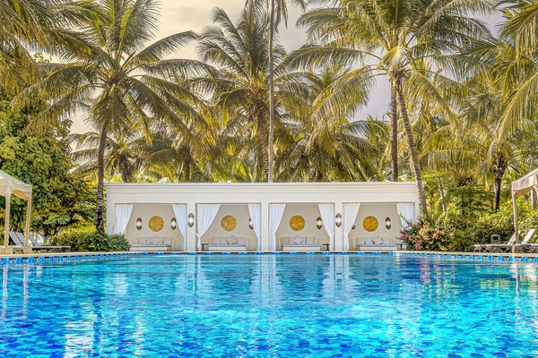 2 outdoor pools, free cabanas, pool umbrellas