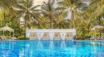 2 piscinas al aire libre, camas de piscina gratis, sombrillas