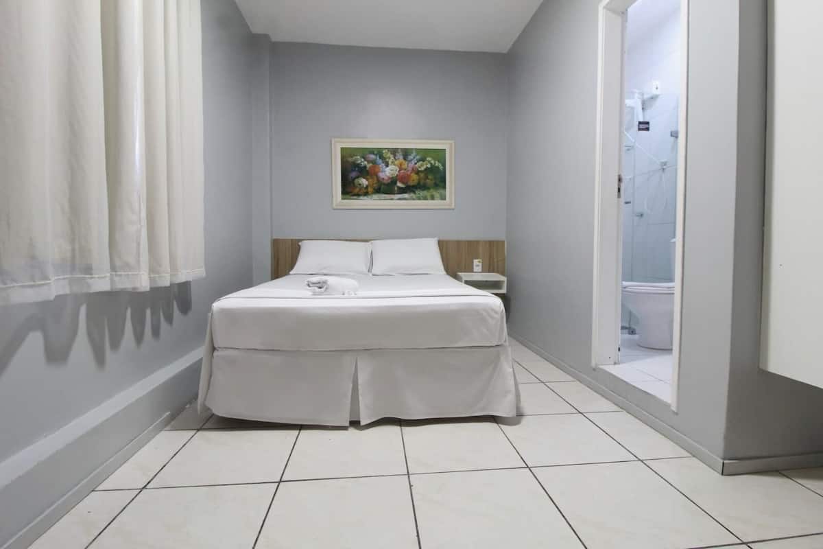 Een minibar, een laptopwerkplek, verduisterende gordijnen