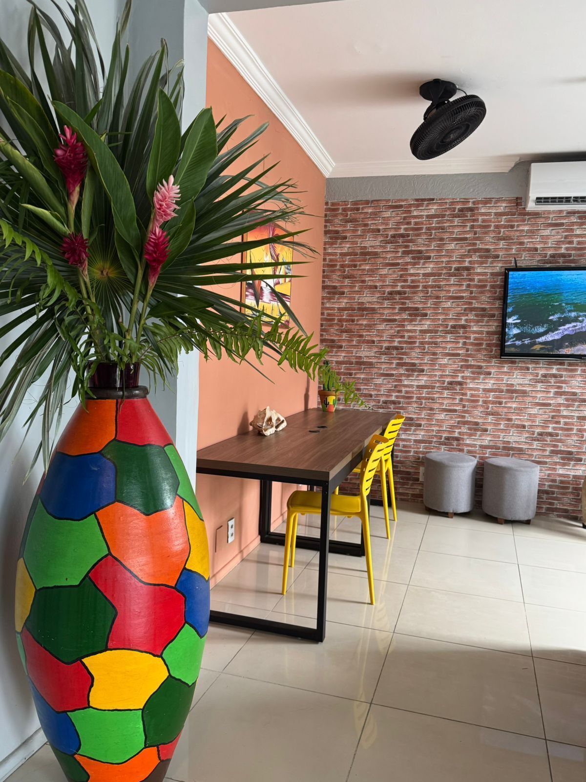 Télévision de 32 pouces avec chaînes par satellite