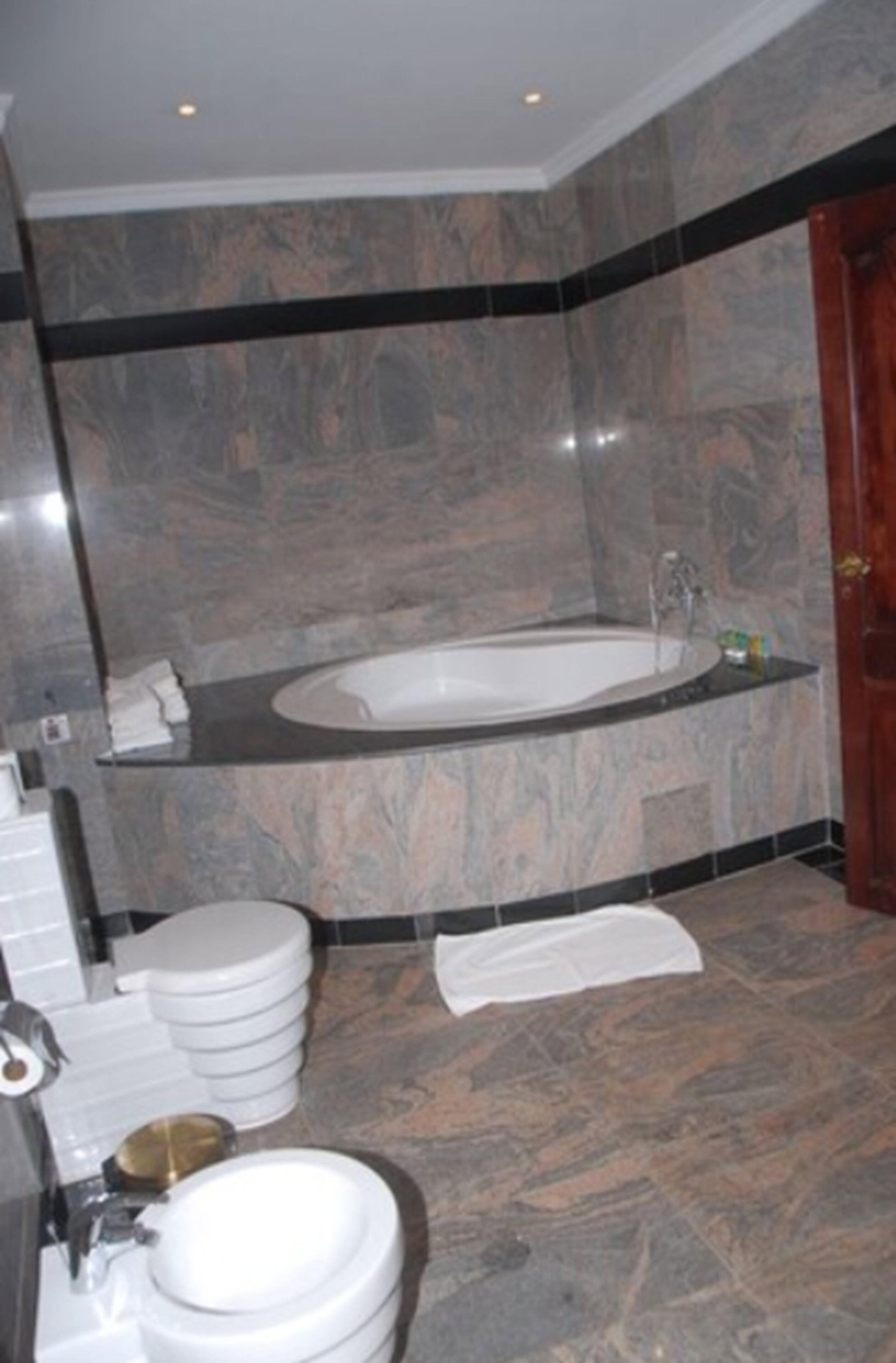 presidential suite, club lounge access, pool view | bathroom | combined shower/bathtub, jetted bath, free toiletries, hair dryer