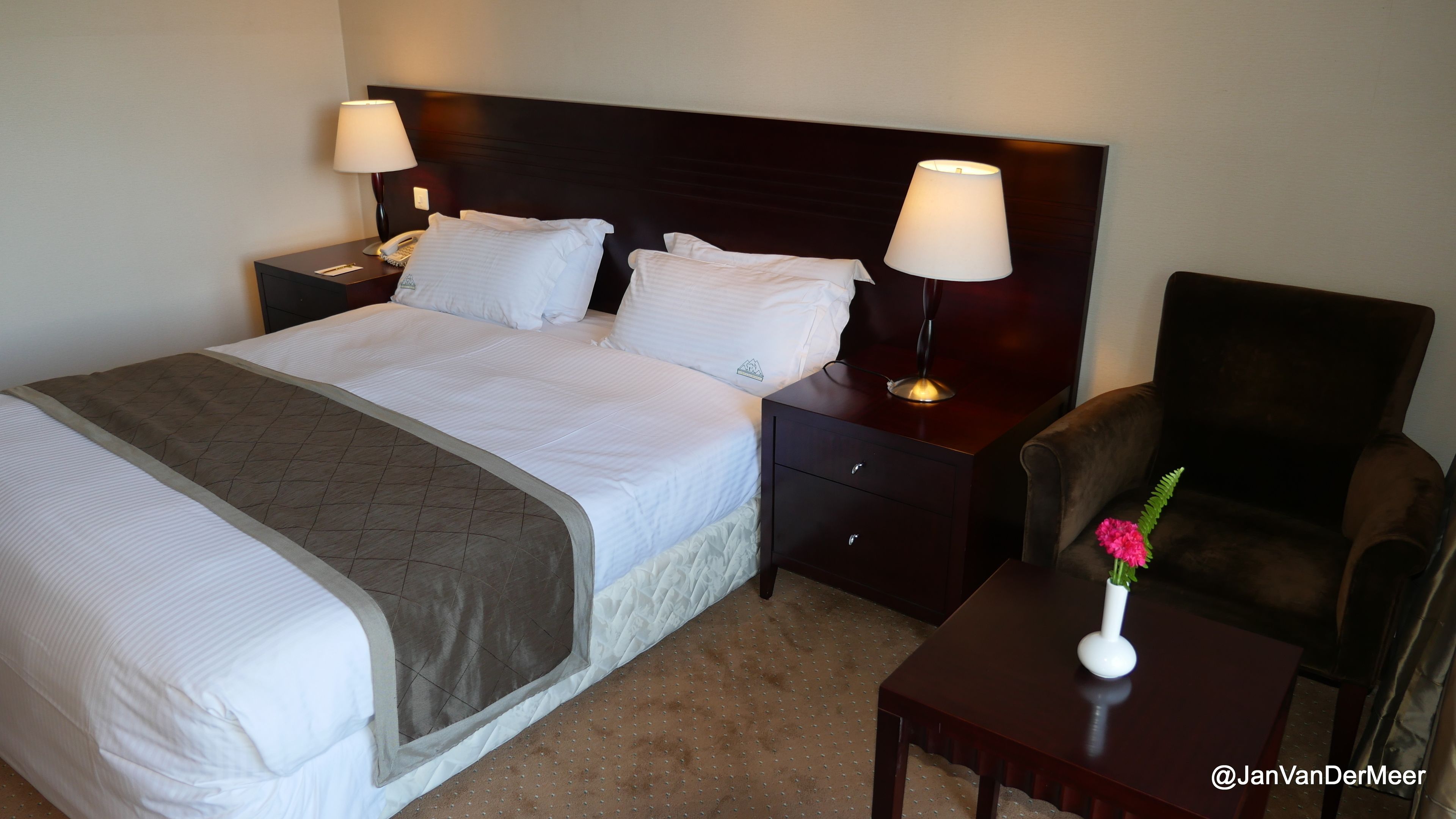 Quarto casal luxo, vista para a piscina | Roupas de cama premium, frigobar, cofres nos quartos, escrivaninha