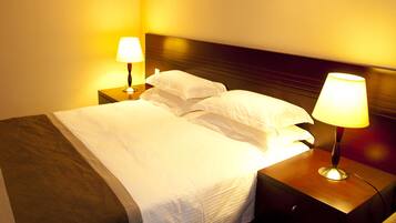 Seprai premium, minibar, brankas, dan meja kerja