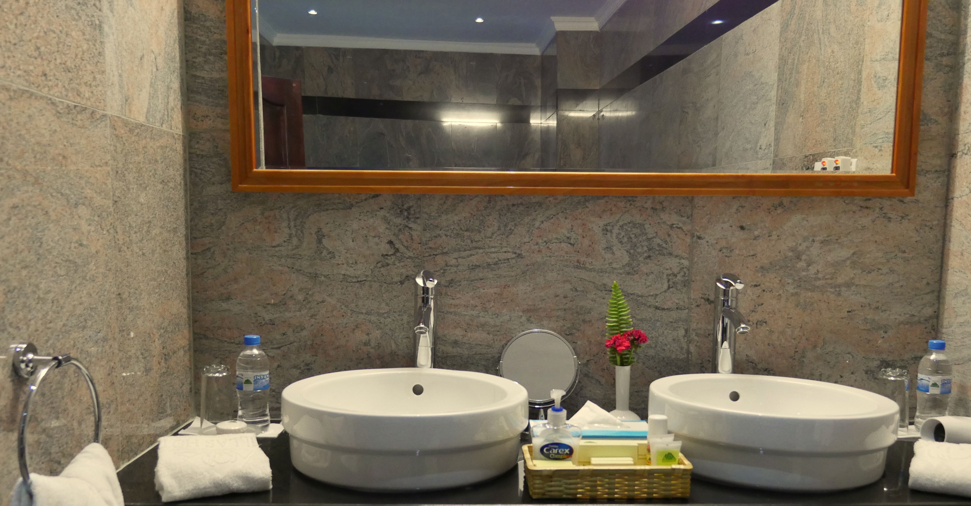 executive suite, pool view | bathroom | combined shower/bathtub, jetted bath, free toiletries, hair dryer