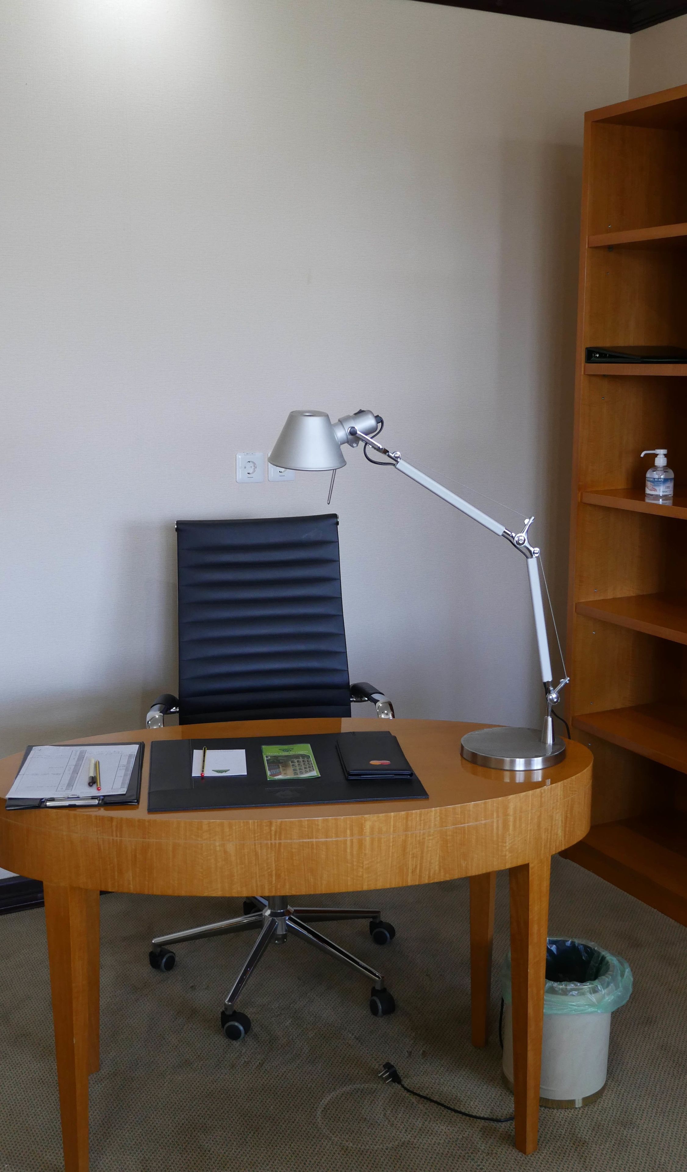 presidential suite, club lounge access, pool view | in-room business centre