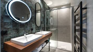 Quadrupla Premium | Bagno | Set di cortesia gratuito, asciugacapelli, asciugamani